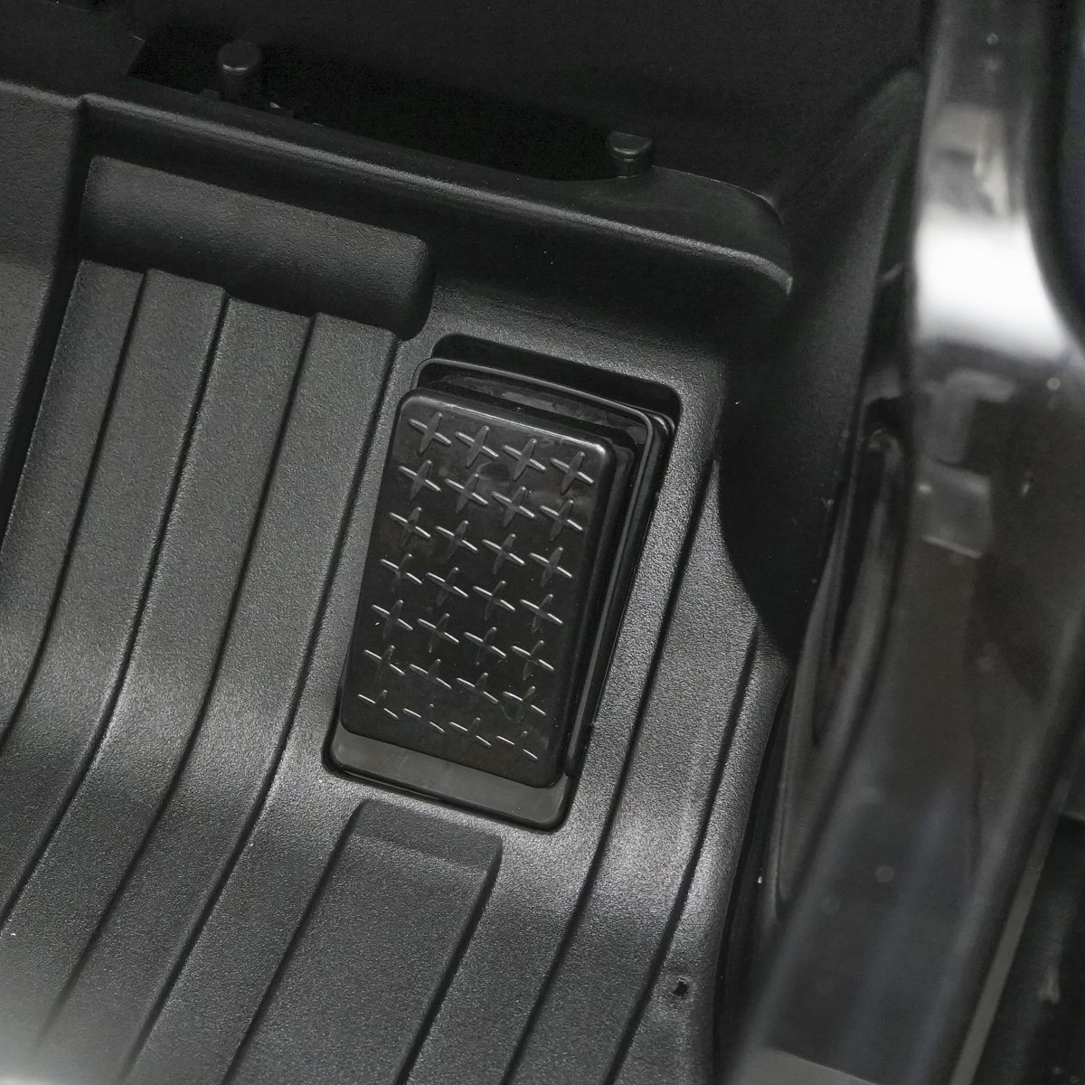 Masinuta electrica cu baterie 6V/7Ah si telecomanda pentru copii Mercedes G500 JJ2077 negru cu scaun piele
